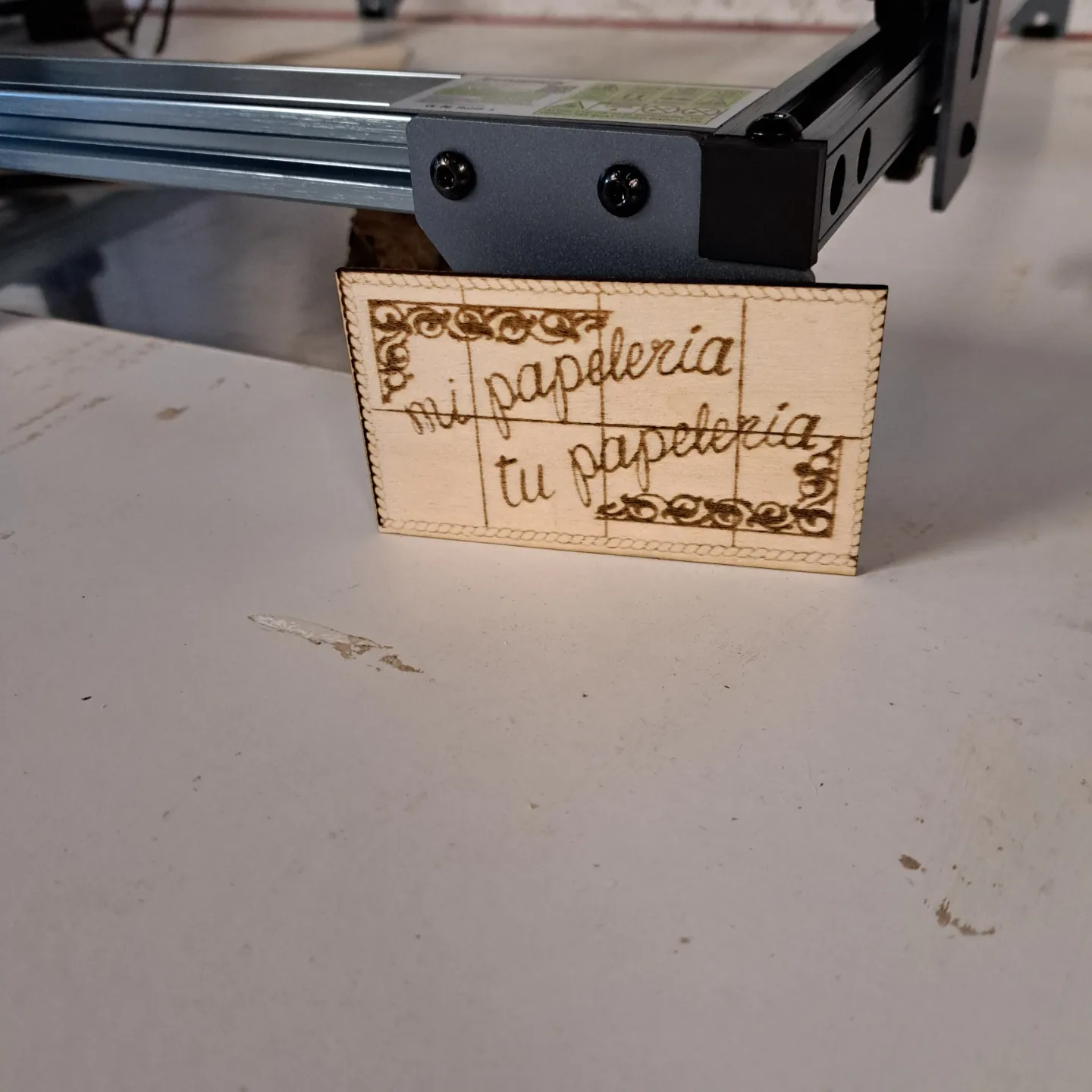 Proceso de fabricación de logo en madera